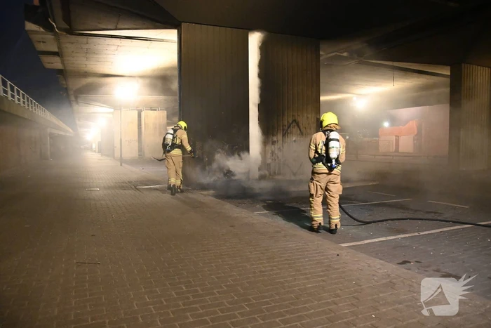 Rook autobanden trekt over de snelweg