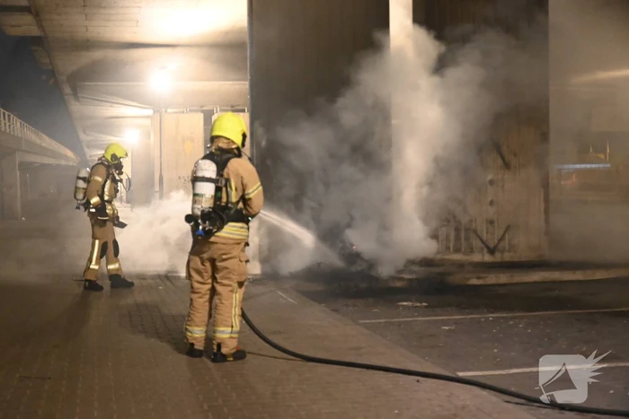 Rook autobanden trekt over de snelweg