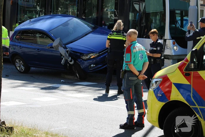 Auto eindigt op verkeerslicht na botsing met tram