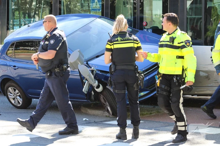 Auto eindigt op verkeerslicht na botsing met tram