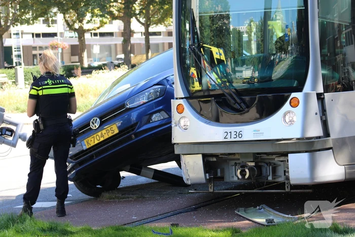 Auto eindigt op verkeerslicht na botsing met tram