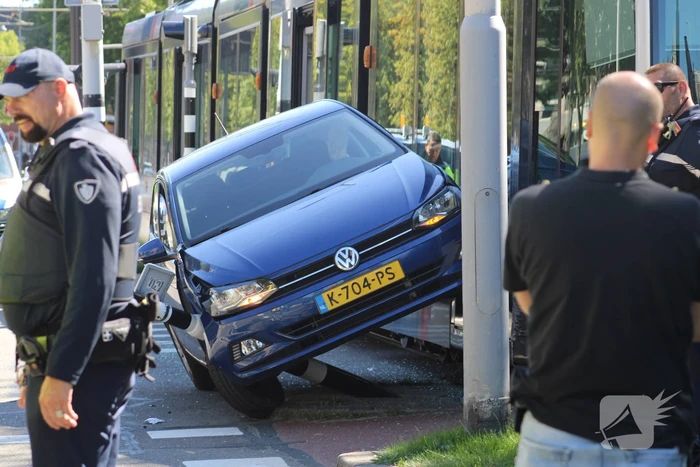 Auto eindigt op verkeerslicht na botsing met tram