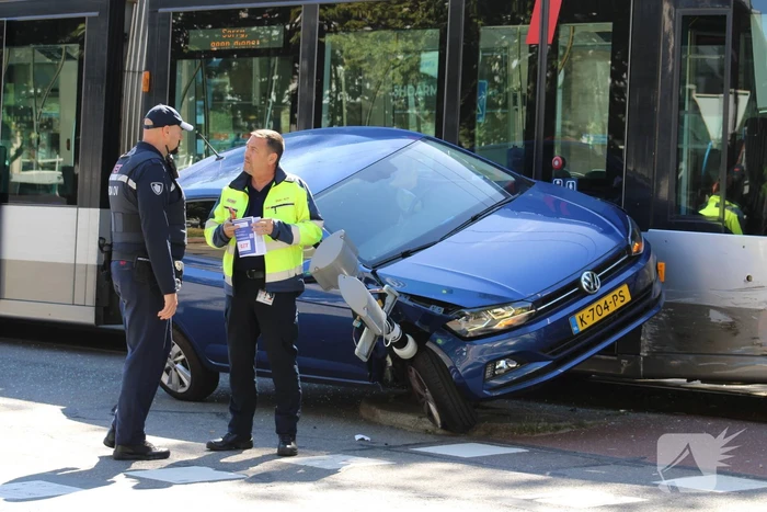 Auto eindigt op verkeerslicht na botsing met tram
