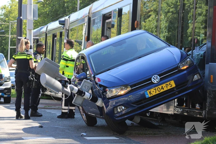 Auto eindigt op verkeerslicht na botsing met tram