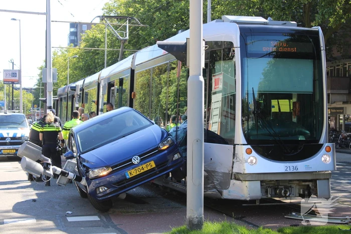Auto eindigt op verkeerslicht na botsing met tram