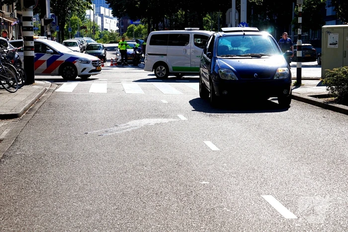 Fietser geschept door personenwagen