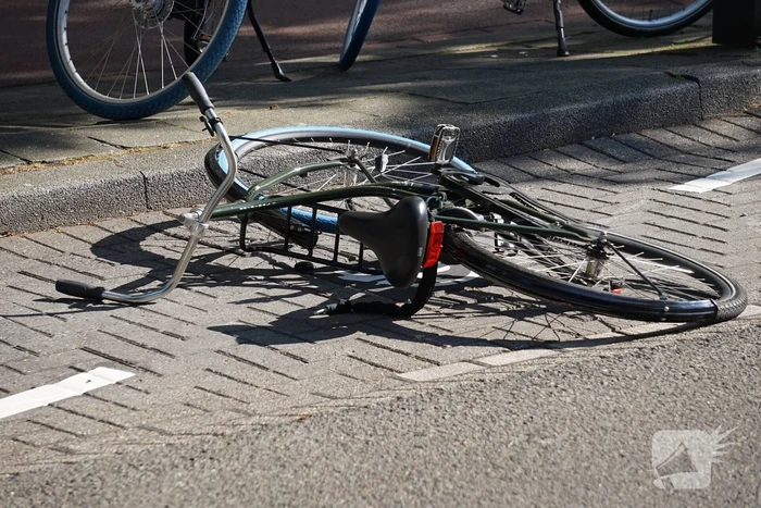 Fietser geschept door personenwagen