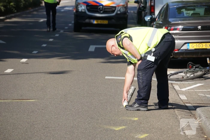 Fietser geschept door personenwagen
