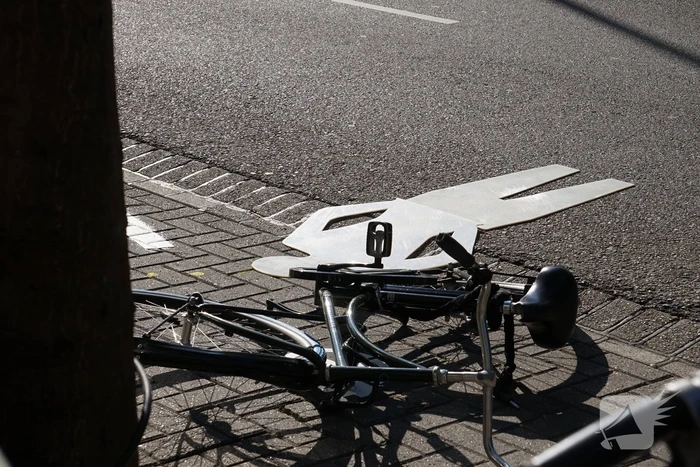 Fietser geschept door personenwagen