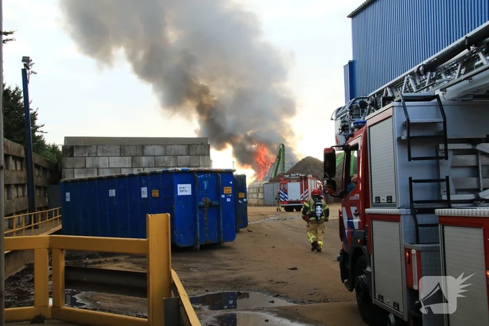 Enorme brand in berg schroot bij HKS Metals recycling