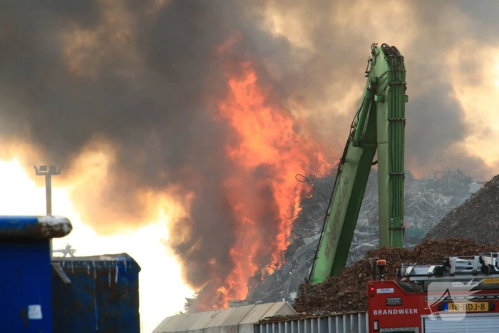 Enorme brand in berg schroot bij HKS Metals recycling