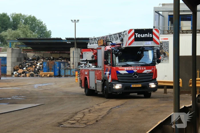Enorme brand in berg schroot bij HKS Metals recycling