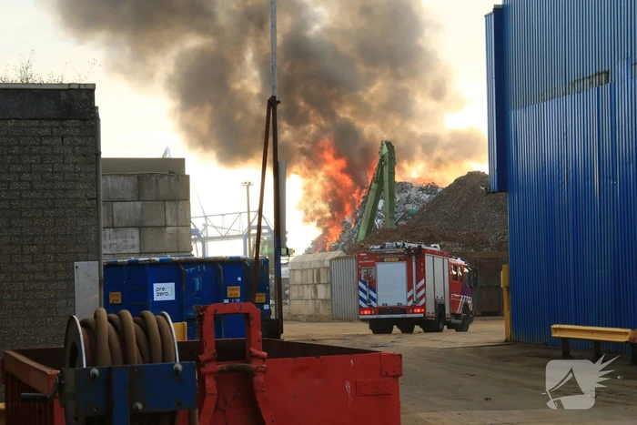 Enorme brand in berg schroot bij HKS Metals recycling