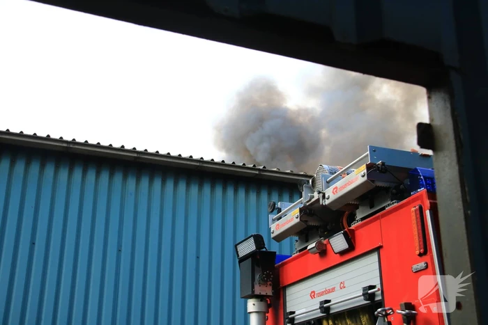 Enorme brand in berg schroot bij HKS Metals recycling
