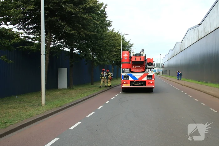 Enorme brand in berg schroot bij HKS Metals recycling