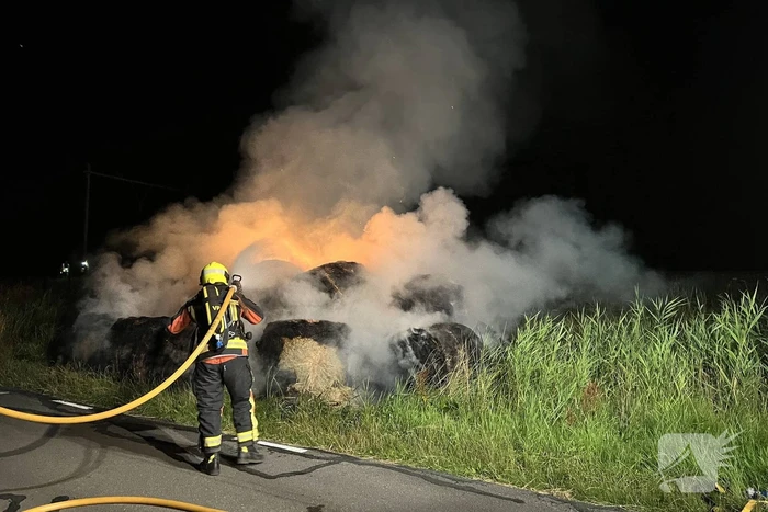 Treinverkeer stilgelegd vanwege brand in hooibalen