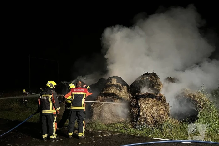 Treinverkeer stilgelegd vanwege brand in hooibalen