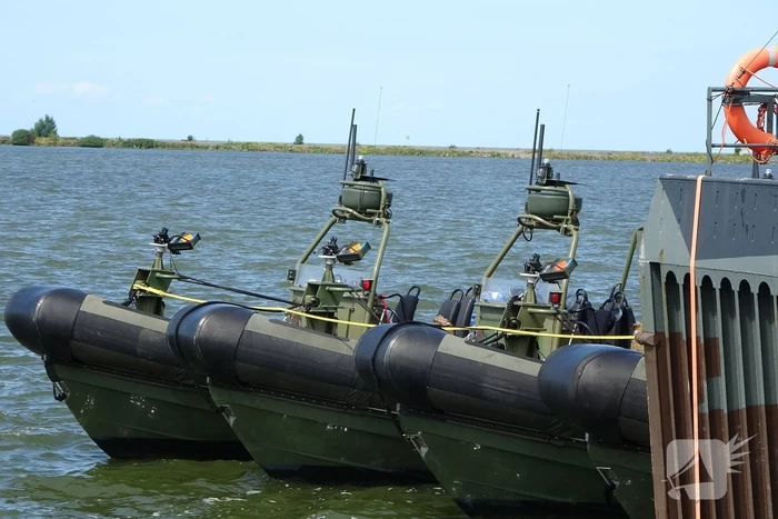 Korps Mariniers oefenen in Flevolands water