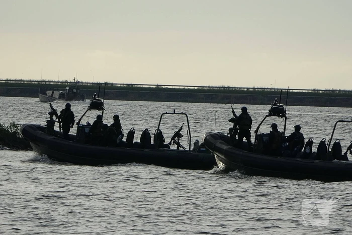 Korps Mariniers oefenen in Flevolands water