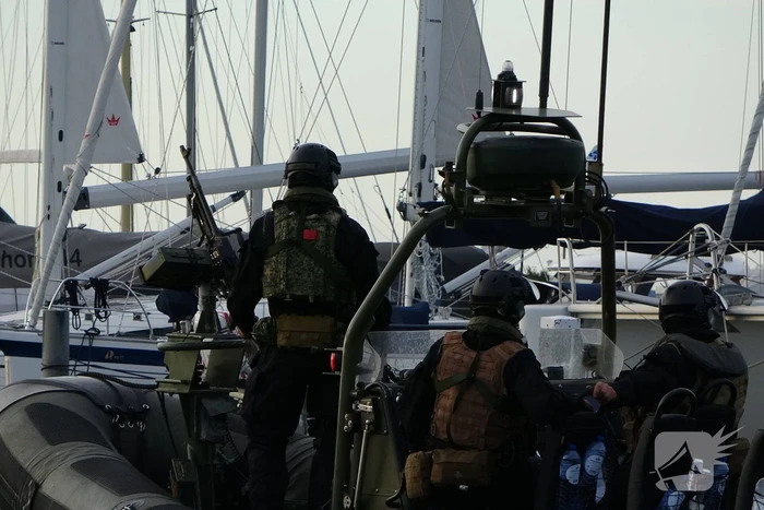 Korps Mariniers oefenen in Flevolands water
