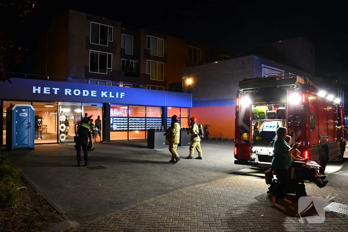 Brandweer groots ingezet voor brandmelding in zorgcomplex