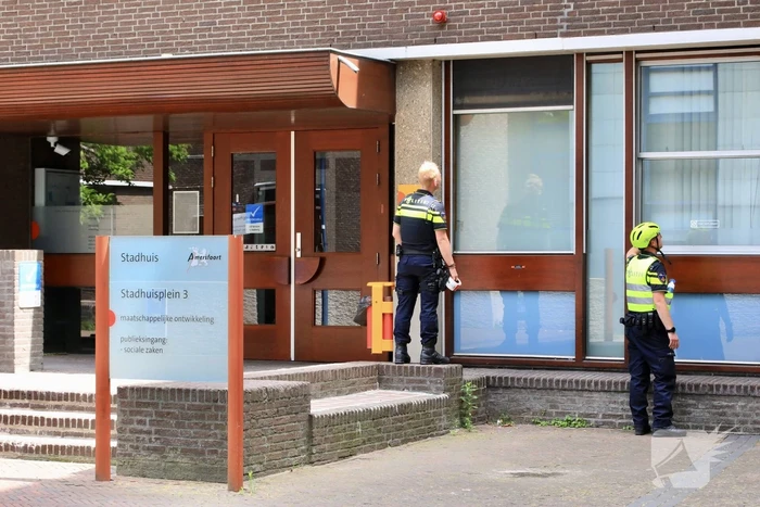 Gewonde bij steekpartij voor stadhuis