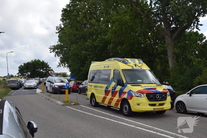 Fietser valt tegen geparkeerde auto