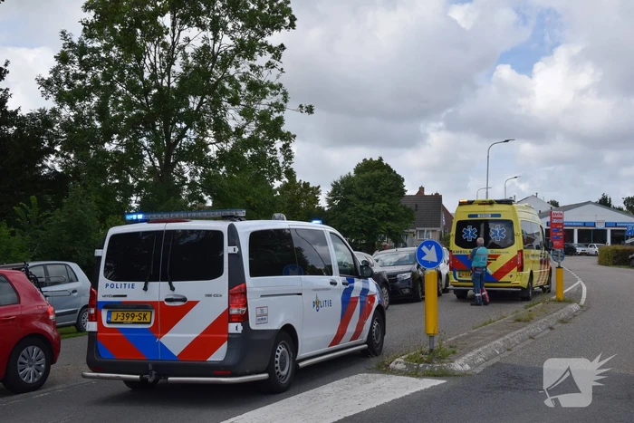 Fietser valt tegen geparkeerde auto