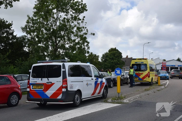 Fietser valt tegen geparkeerde auto
