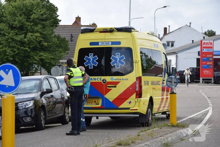 Fietser valt tegen geparkeerde auto