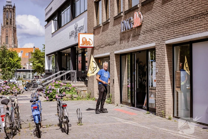 Actievoerders Extinction Rebellion demonstreren voor ING Bank