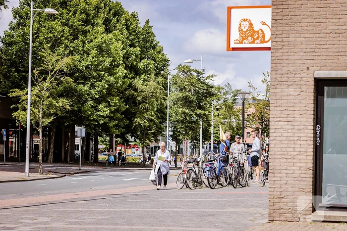 Actievoerders Extinction Rebellion demonstreren voor ING Bank