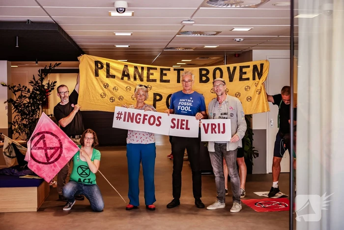 Actievoerders Extinction Rebellion demonstreren voor ING Bank