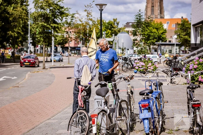 Actievoerders Extinction Rebellion demonstreren voor ING Bank