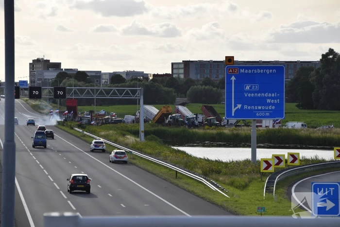 Boeren zetten oprit snelweg dicht