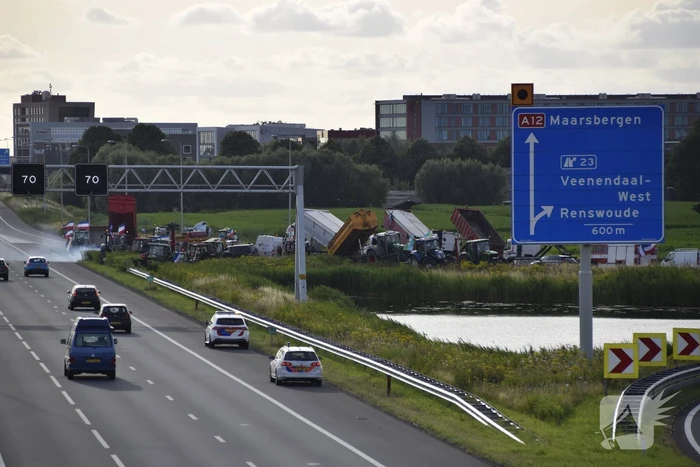 Boeren zetten oprit snelweg dicht