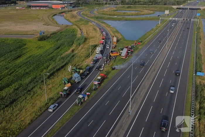 Boeren zetten oprit snelweg dicht