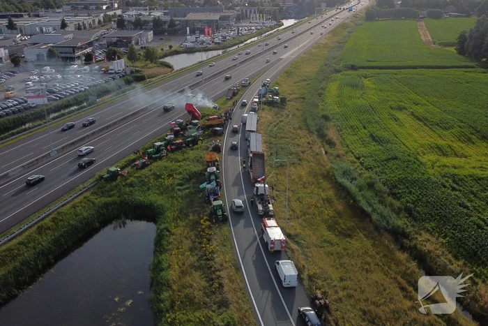 Boeren zetten oprit snelweg dicht