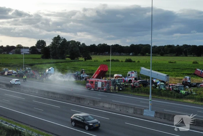 Boeren zetten oprit snelweg dicht