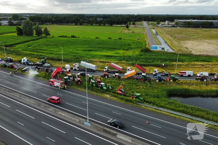 Boeren zetten oprit snelweg dicht