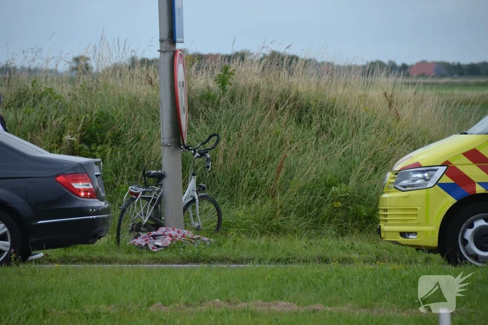 Fietser en automobilist botsen met elkaar