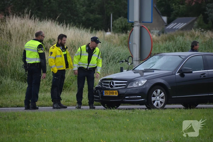 Fietser en automobilist botsen met elkaar