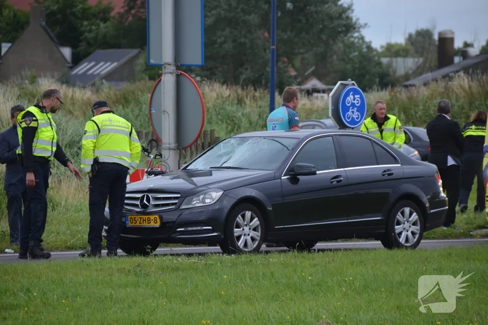Fietser en automobilist botsen met elkaar