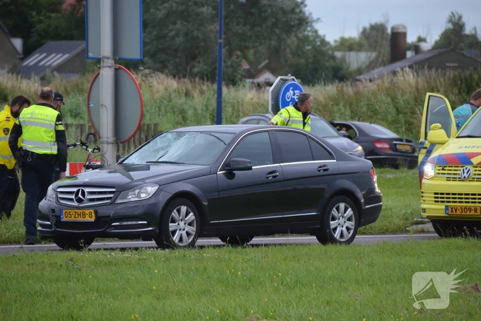 Fietser en automobilist botsen met elkaar