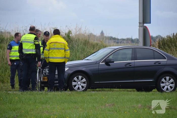 Fietser en automobilist botsen met elkaar