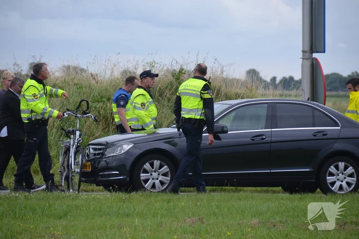 Fietser en automobilist botsen met elkaar