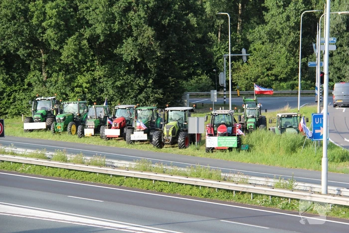 Boeren houden vreedzaam protest bij A27