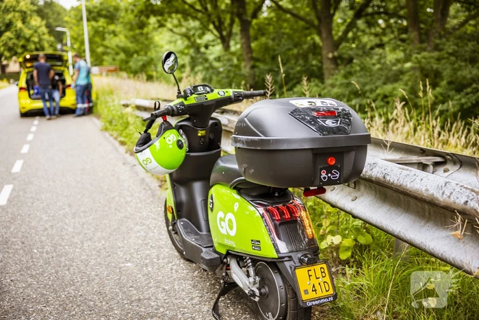 Jongedame gaat hard onderuit met Go Sharing-deelscooter