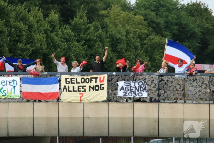Steunbetuiging voor boeren vanaf viaduct