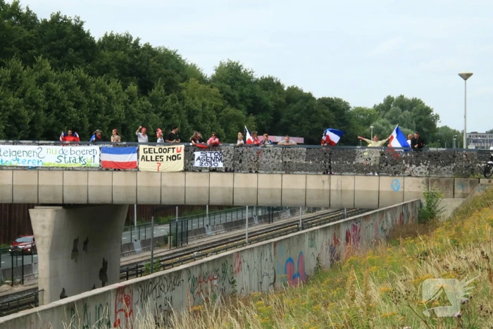 Steunbetuiging voor boeren vanaf viaduct